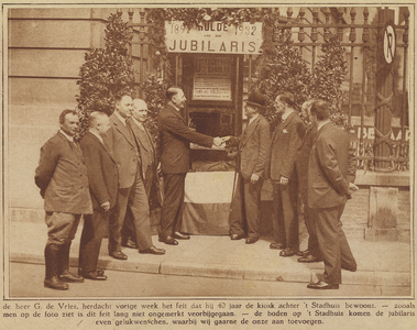 874006 Afbeelding van de boden van het Stadhuis, die hun felicitaties aanbieden aan G. de Vries die 40 jaar kioskhouder ...